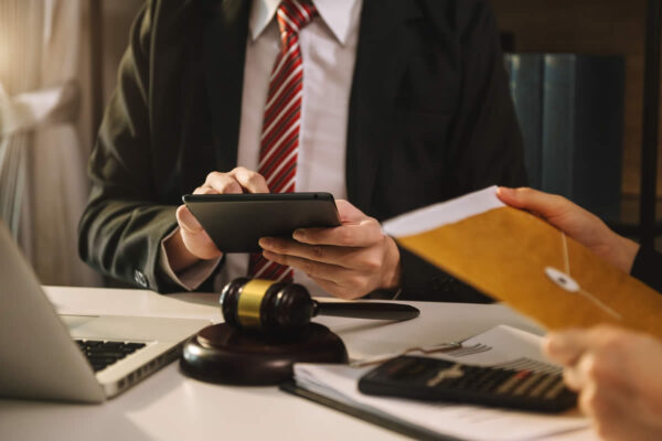 Service juridique personnalisé avec un avocat pour particuliers – EMS Avocats