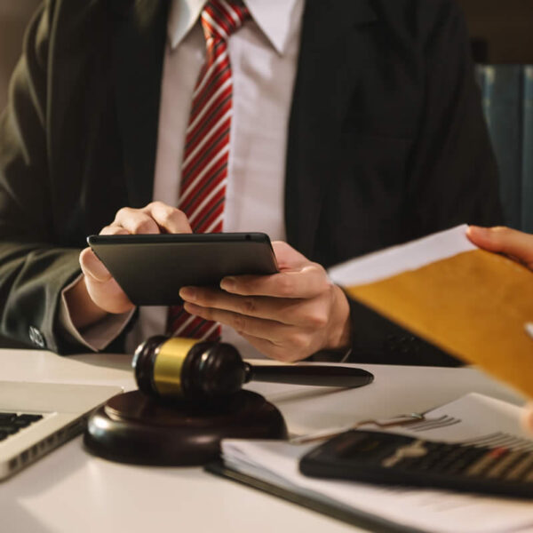 Service juridique personnalisé avec un avocat pour particuliers – EMS Avocats