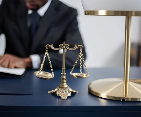 Balance de la justice sur le bureau d'un avocat