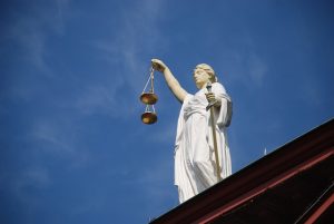 Contacter un avocat peut vous permettre de préparer au mieux l'audience devant le juge des enfants ou le tribunal pour enfants.