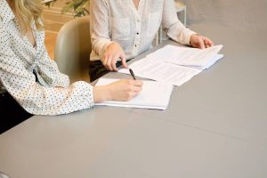Il est essentiel de faire appel à un avocat pour rédiger ses contrats d'affaires, afin de diminuer le risque d'erreur et d'accentuer la sécurité juridique des actes rédigés.